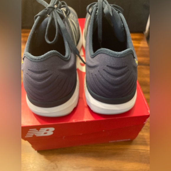 Mens New Balance sneakers - Picture 3 of 6